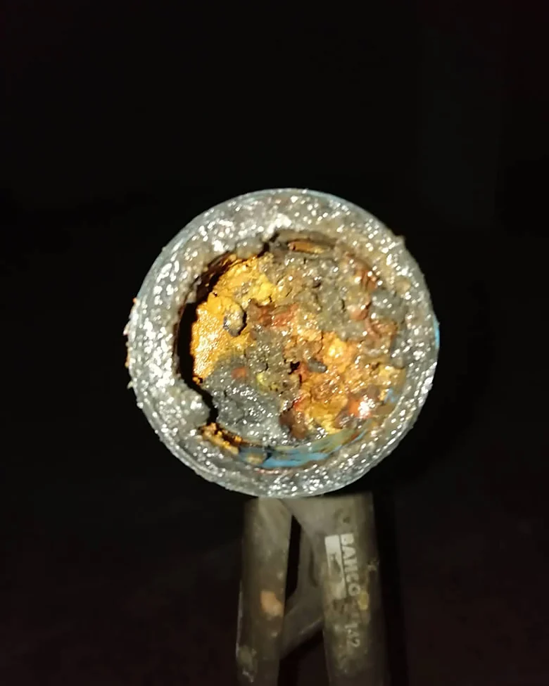 Interior de una tubería completamente obstruida