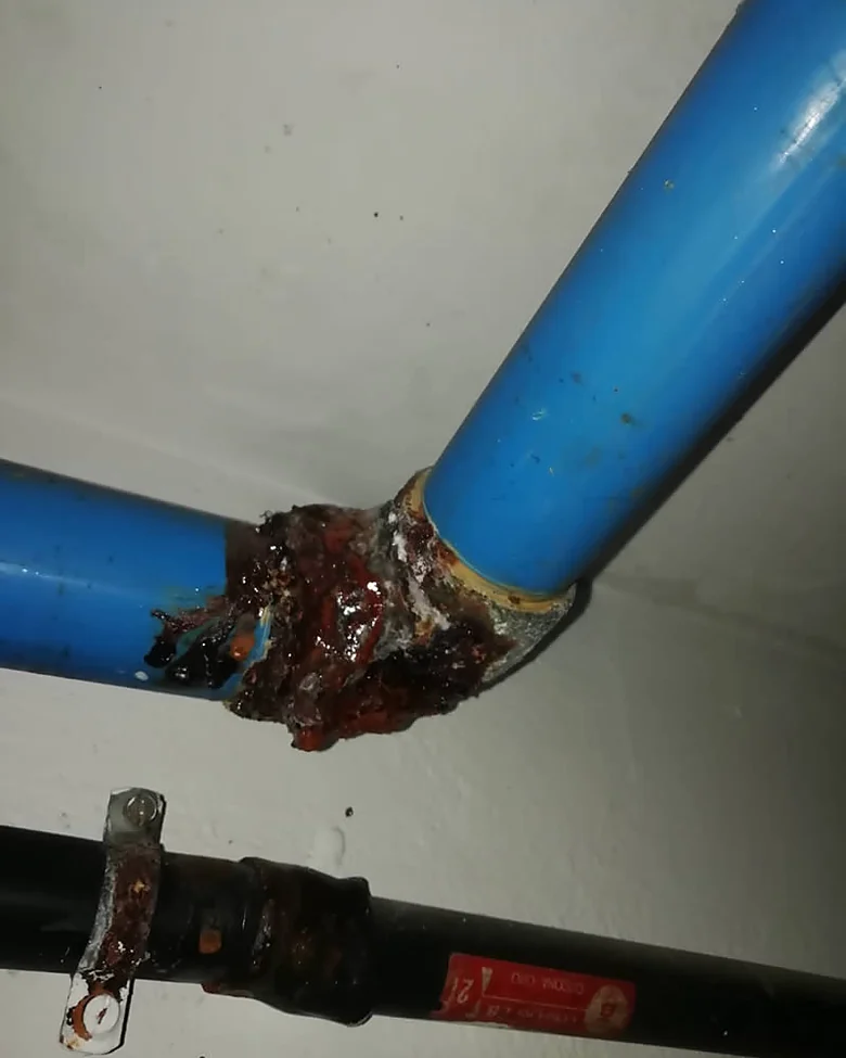 Fuga de agua en la unión de una tubería