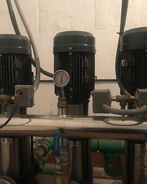 Grupo de presión de tres bombas instalado