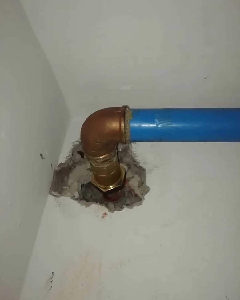 Tubería nueva de latón en una pared abierta