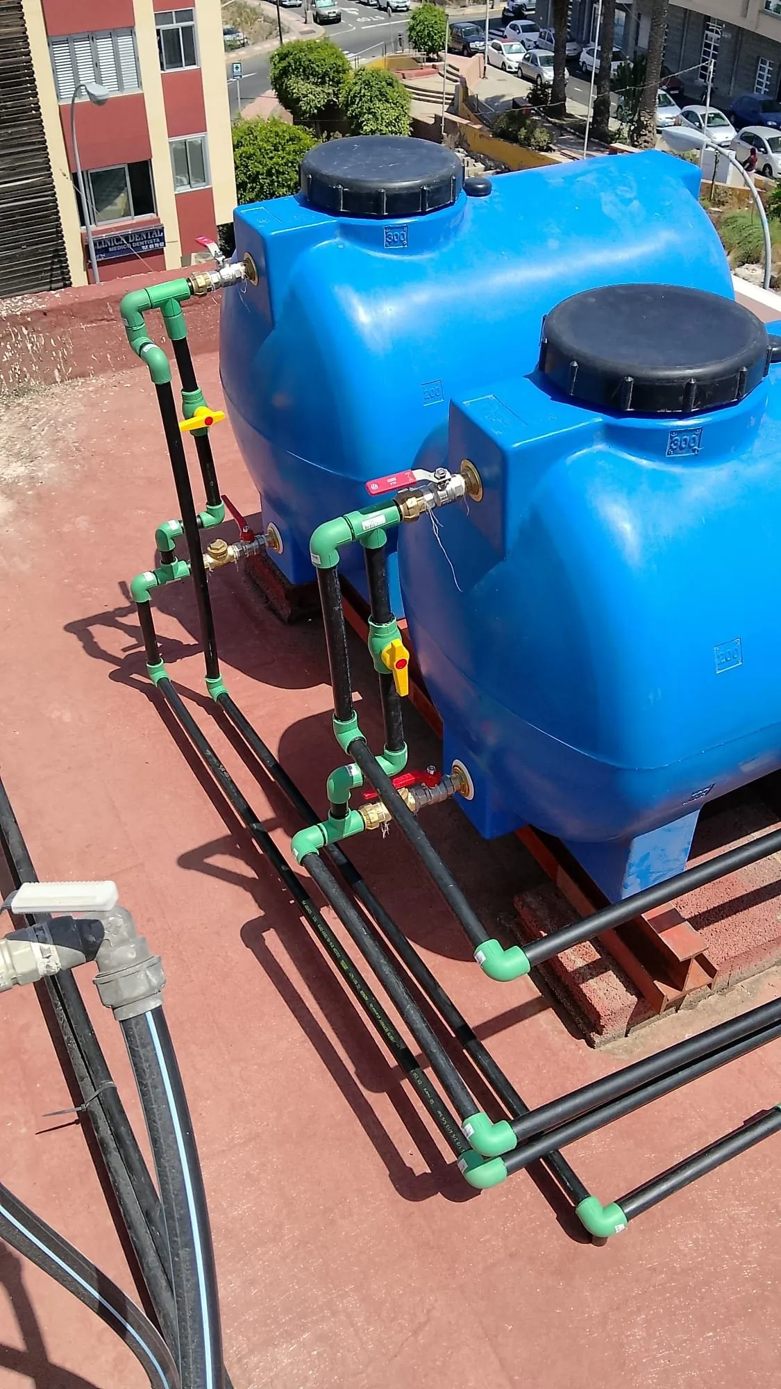 Depósitos de agua y grupo de presión instalados en una azotea